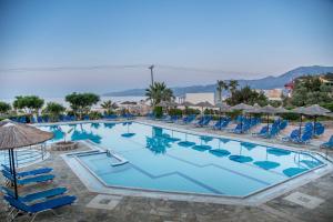 Bazén v ubytování Semiramis Village Hotel nebo v jeho okolí