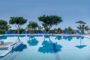 Bazén v ubytování Semiramis Village Hotel nebo v jeho okolí