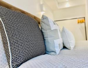 Duas almofadas em cima de uma cama em Sofias Flat em Bournemouth