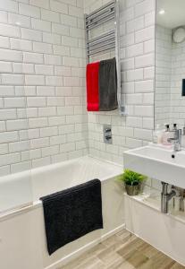 uma casa de banho branca com uma banheira e um lavatório em Sofias Flat em Bournemouth