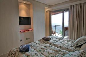 a bedroom with a bed and a window with a view at Apartamento de dos dormitorios con Wifi y frente a playa en Puerto de Tazacorte in Tazacorte