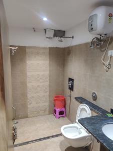 a bathroom with a toilet and a sink at Hotel Sukhdham in Allahābād