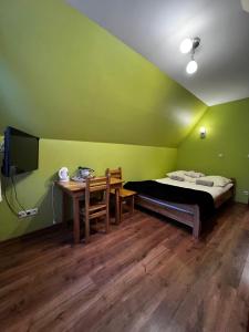 Domek Długa في زاكوباني: غرفة بسرير وطاولة ومكتب