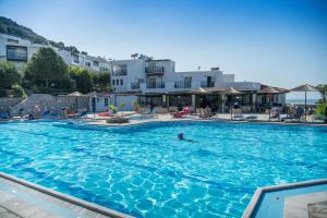 Bazén v ubytování Semiramis Village Hotel nebo v jeho okolí