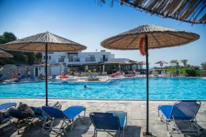 Bazén v ubytování Semiramis Village Hotel nebo v jeho okolí