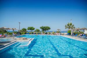Bazén v ubytování Semiramis Village Hotel nebo v jeho okolí