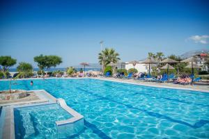 Bazén v ubytování Semiramis Village Hotel nebo v jeho okolí