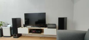 TV a/nebo společenská místnost v ubytování Muji Designer Suite