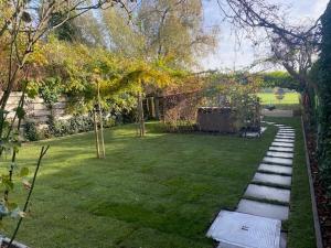 a garden with a pathway in the grass at Chillann in Denderleeuw