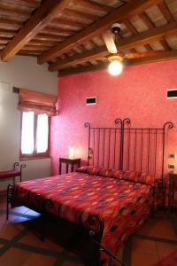 a bedroom with a bed and a dresser at B&B La Torretta sul Borgo in Grottammare