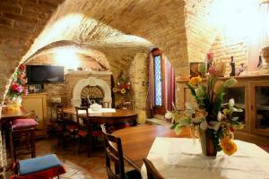 Televízia a/alebo spoločenská miestnosť v ubytovaní B&B La Torretta sul Borgo