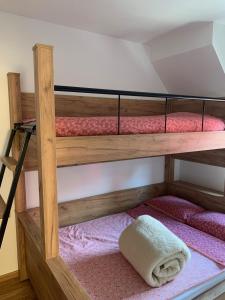 Rúm í herbergi á Latika Divcibare