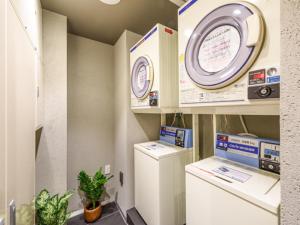 un laboratoire avec un lave-linge et un sèche-linge dans la chambre dans l'établissement HOTEL LiVEMAX Asakusabashi-Ekimae, à Tokyo