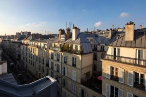 una vista aerea di una città con edifici di Grand Hôtel Amelot a Parigi