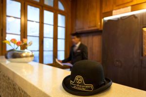 un cappello nero seduto sopra un bancone della cucina di Grand Hôtel Amelot a Parigi