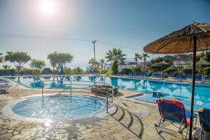 Bazén v ubytování Semiramis Village Hotel nebo v jeho okolí