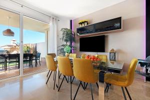 une salle à manger avec une table et des chaises jaunes dans l'établissement Villa View Candesol, à Santiago del Teide