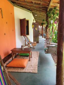 eine Veranda mit einem Tisch und Stühlen in einem Haus in der Unterkunft Pousada Estrela do Mar in Barra Grande