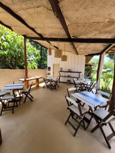 un grupo de mesas y sillas en un patio en Pousada Estrela do Mar, en Barra Grande