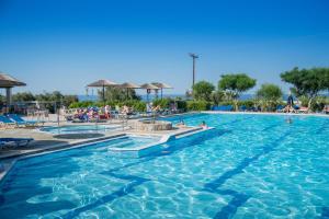 Bazén v ubytování Semiramis Village Hotel nebo v jeho okolí