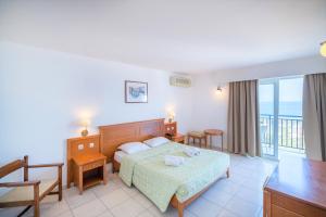 Postel nebo postele na pokoji v ubytování Semiramis Village Hotel