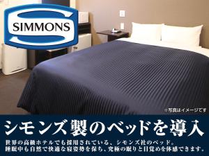 Postel nebo postele na pokoji v ubytování HOTEL LiVEMAX Tokyo Shintomicho