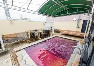 - un grand tapis violet au sol dans l'établissement HOTEL LiVEMAX Kofu, à Kai