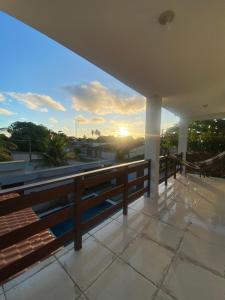 サン・ジョゼー・ダ・コロア・グランデにあるBeach House Sao Joseの家のバルコニーから夕日を望めます。