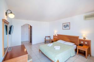 Postel nebo postele na pokoji v ubytování Semiramis Village Hotel