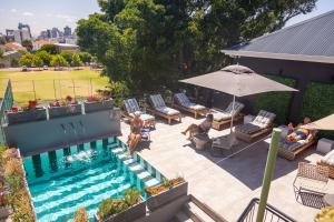 Bazén v ubytování Cloud 9 Boutique Hotel and Spa nebo v jeho okolí