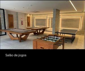 2 Tischtennisplatten in einem Zimmer mit Billard in der Unterkunft SALINAS PREMIUM RESORT in Salinópolis