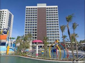 una piscina con un parque acuático frente a un edificio en SALINAS PREMIUM RESORT en Salinópolis