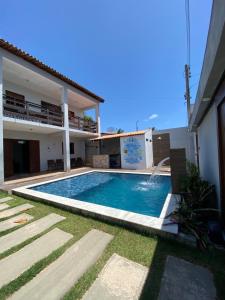 uma piscina no quintal de uma casa em Beach House Sao Jose em São José da Coroa Grande