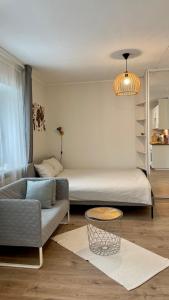 een woonkamer met een bed en een bank bij Studio apartment in Pärnu