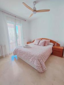 1 dormitorio con 1 cama y ventilador de techo en Tirwal Suite Judería, en Teruel