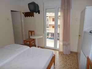 سرير أو أسرّة في غرفة في Hotel Andreou
