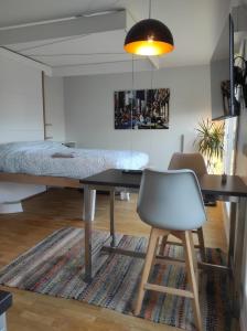 uma sala de jantar com uma mesa e uma cadeira em Studio avec terrasse proche des transports. em Issy-les-Moulineaux
