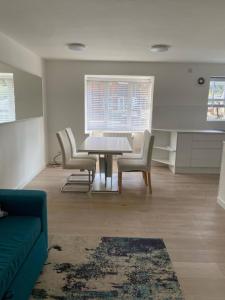 a living room with a dining room table and chairs at Spacious and Cosy 2 Bedroom Flat in Bermondsey in London