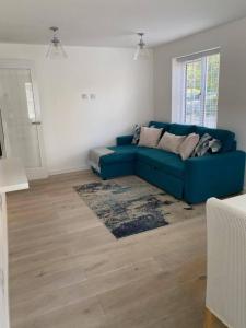 a living room with a blue couch in a room at Spacious and Cosy 2 Bedroom Flat in Bermondsey in London