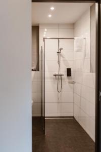 a bathroom with a shower with a glass door at Mijn Torpedoloods in Hoek van Holland