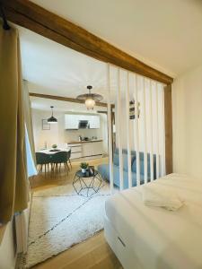 1 dormitorio con 1 cama y comedor en L'Entre-Deux Honfleur en Honfleur