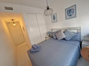 - une petite chambre avec un lit bleu lumineux dans l'établissement Apartamento Calpe Beach 1, à Calp