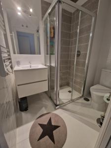 La salle de bains est pourvue d'un lavabo et d'un tapis étoilé. dans l'établissement Apartamento Calpe Beach 1, à Calp 14 autres photos