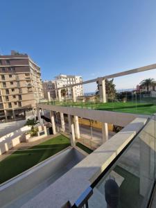 une vue depuis le balcon d'un immeuble dans l'établissement Apartamento Calpe Beach 1, à Calp