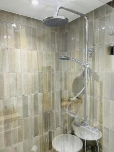 y baño con ducha, aseo y lavamanos. en St Duthus Villa Guesthouse en Tain