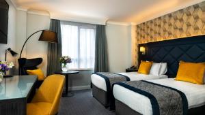 Rúm í herbergi á Camden Court Hotel