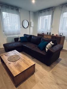 uma sala de estar com um sofá e uma mesa de centro em NARCISSE Balnéo, Sauna, Hammam em Reims