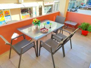 una mesa con dos sillas y un plato de flores. en Marlen House Chania, en La Canea