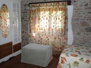 1 dormitorio con cama y ventana en Hotel La Posada de Villalangua, en Villalangua
