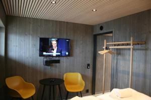 TV a/nebo společenská místnost v ubytování Rorbuleilighet i idylliske Henningsvær